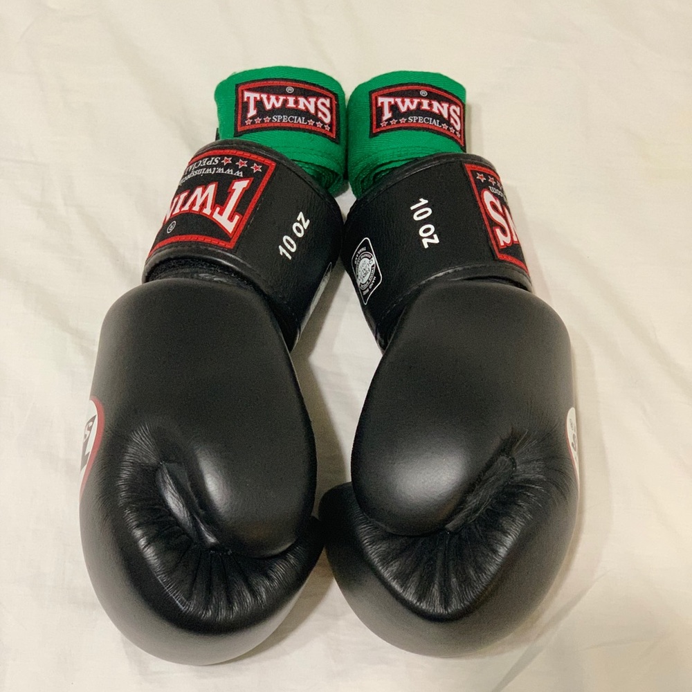 Twins Special Boxing Gloves 10 oz w/Handwraps